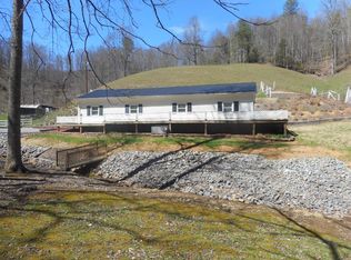 210 W Willow Ln, Hampton, TN 37658