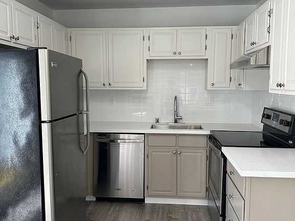 2nd image of 125 Bay St APT 1