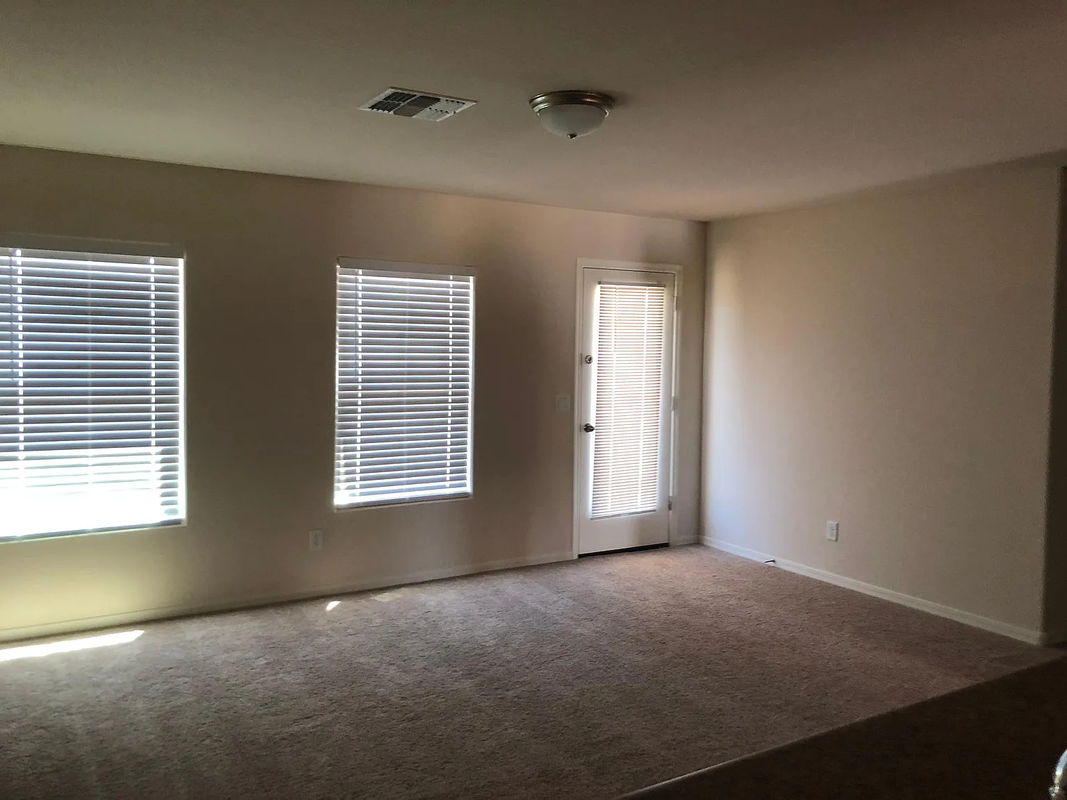 1729 N Logan Ln — Photo 4