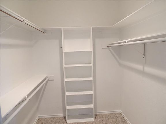 5th image of 921 Heather Ct