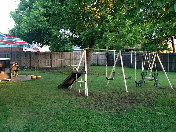 4th image of 208 SW 65th St