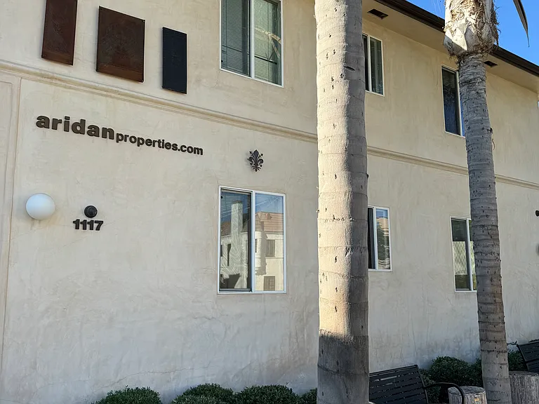 1117 S Cochran Ave — Photo 6