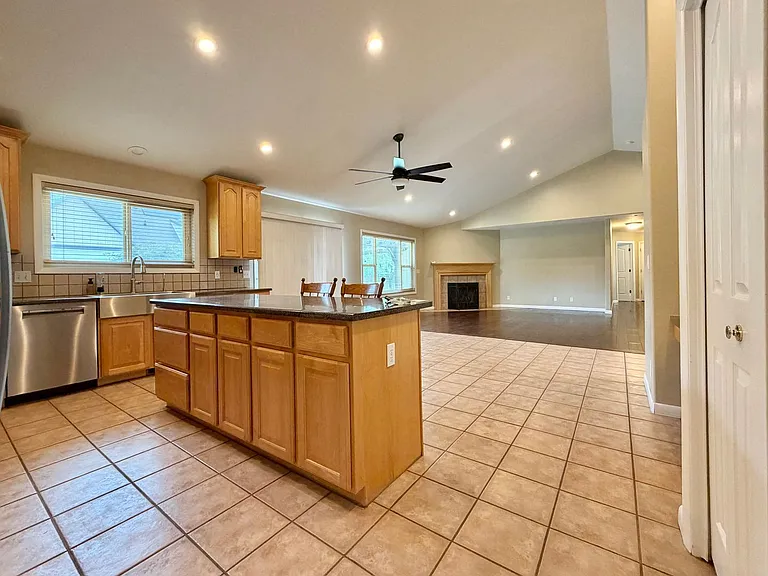 961 E Golden Pheasant Dr — Photo 4