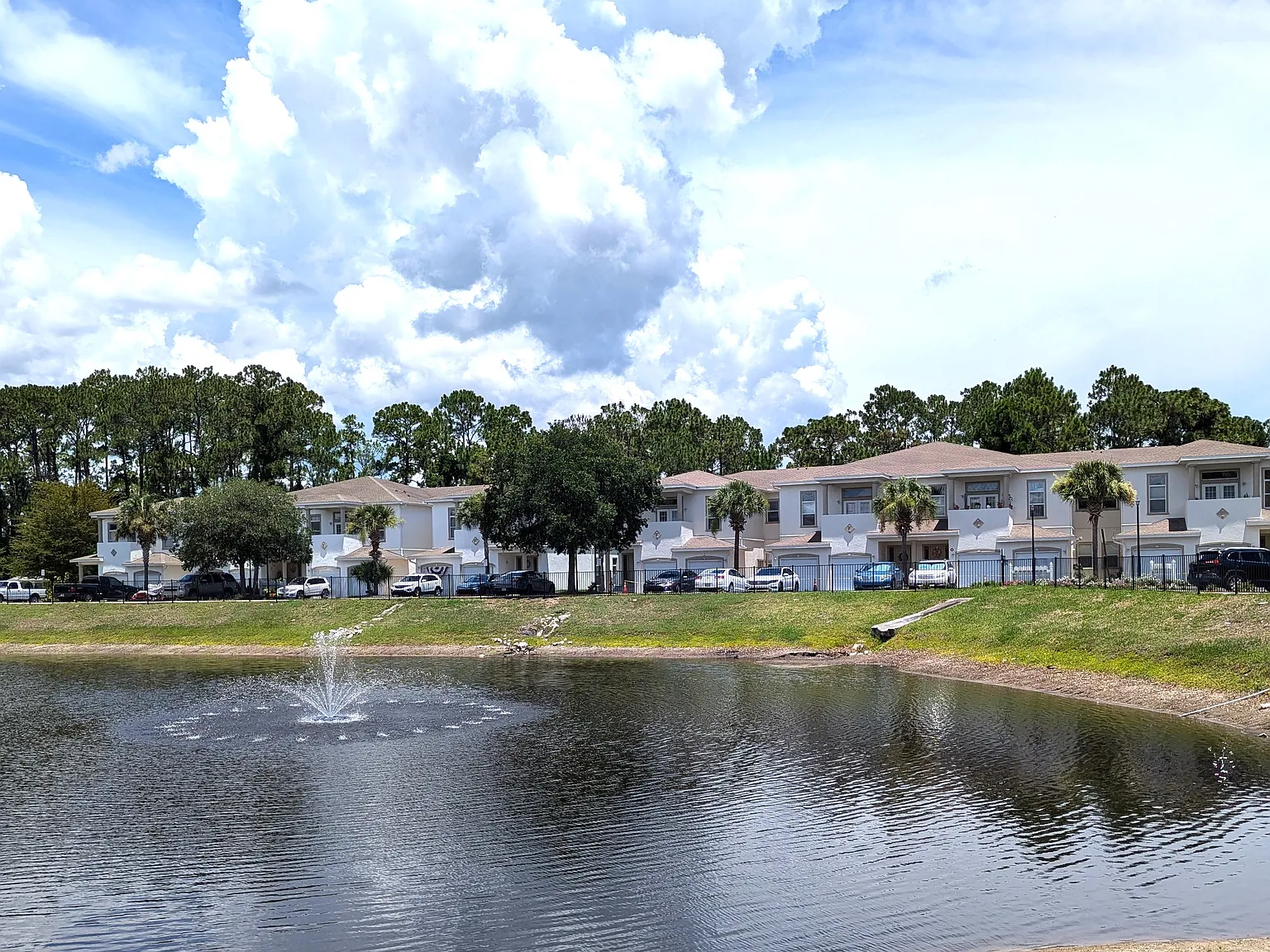 Devon Circle Apartments — Photo 4