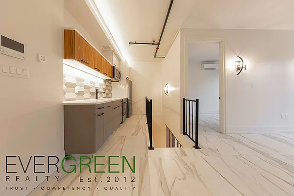 Rented by Evergreen Apartments BK | media 5