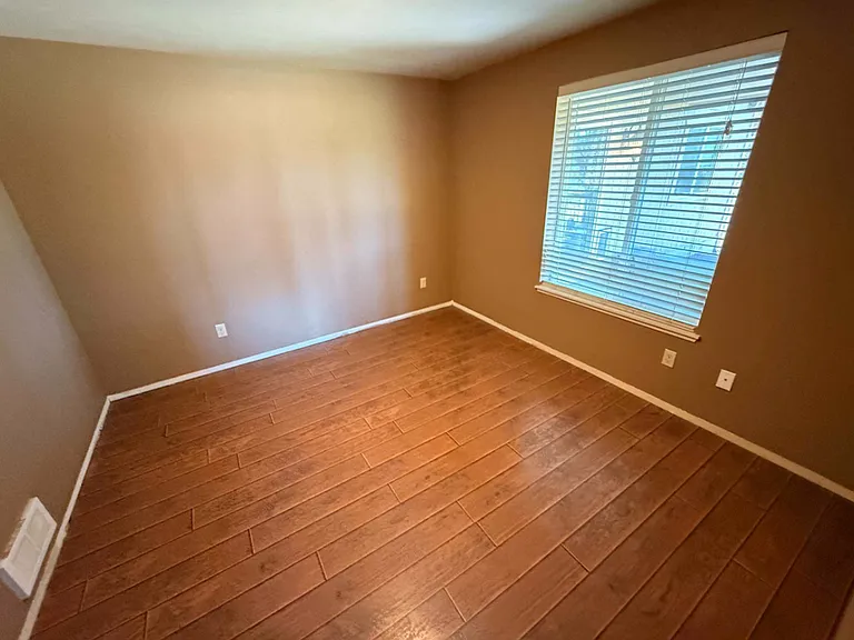 2550 NW Coyner Ave — Photo 9