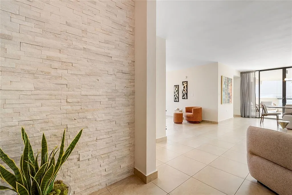 2 bed, 2.0 bath, 1989 sqft, $4,500 — Photo 2