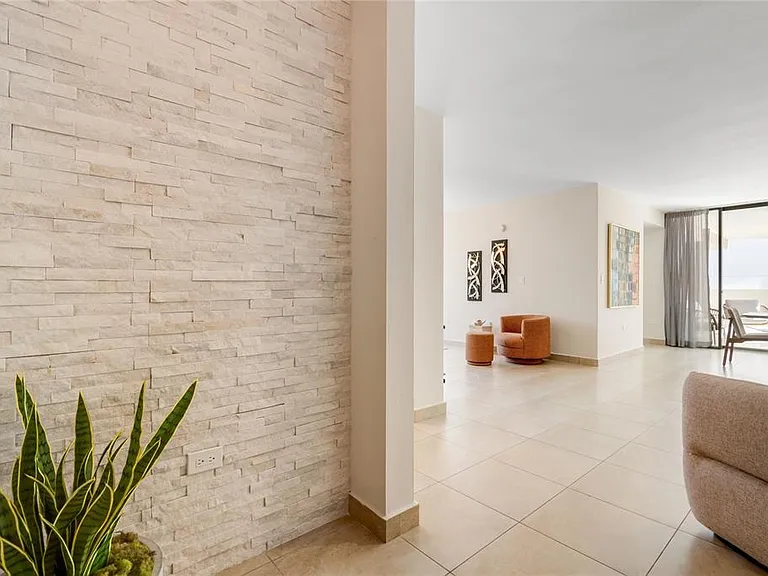 120 Chardon Ave #302 — Photo 2