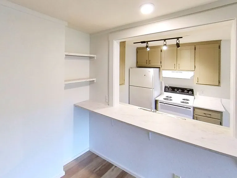Kendal Court Apartments, 2 Bedroom, 1 Bathroom Apartments for Rent! — Photo 37