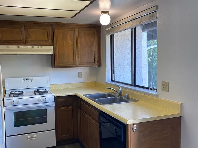 107 W Oak street — Photo 6