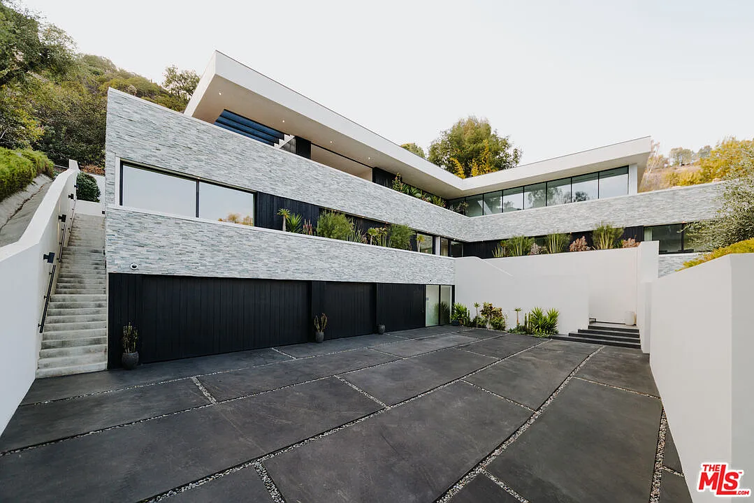 5 bed, 5.0 bath, 7957 sqft, $35,000 — Photo 4