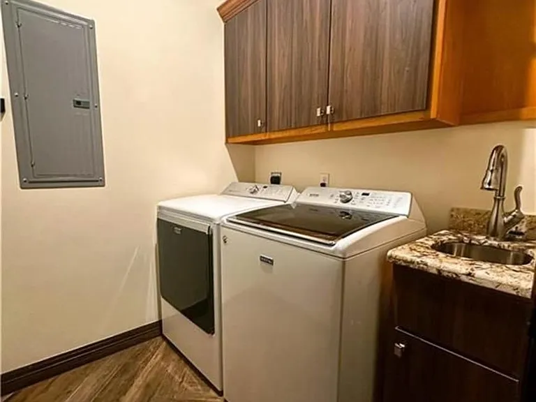1604 Toni Ln — Photo 8