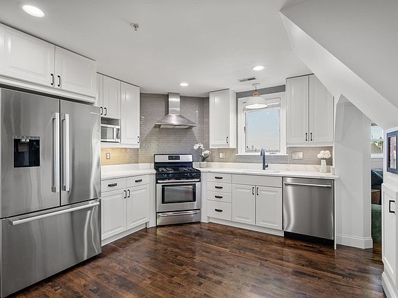 2nd image of 155 Franklin Ave #3