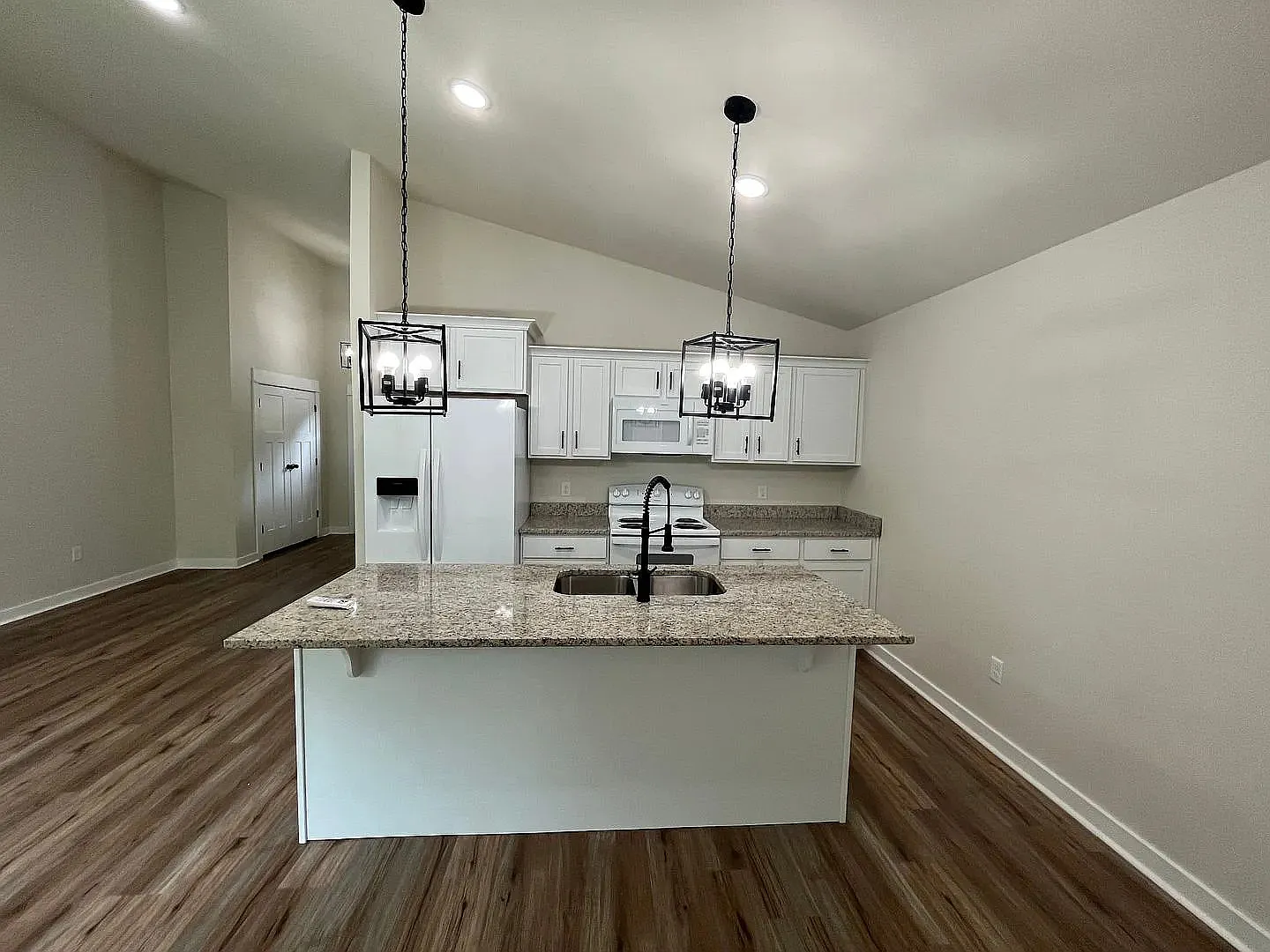 2 bed, 1000 sqft, $1,345 — Photo 2