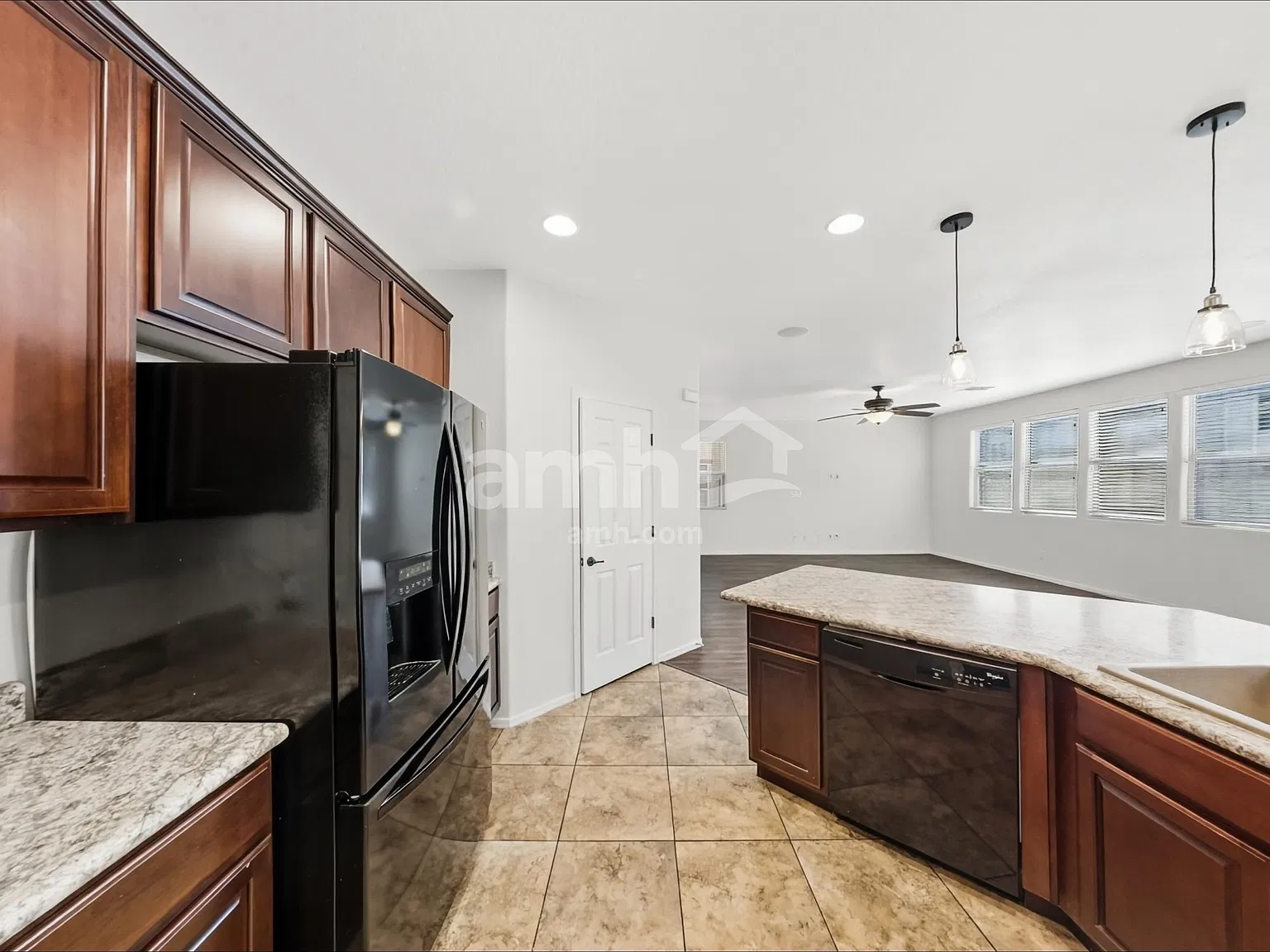 4 bed, 2.5 bath, 2423 sqft, $2,455 — Photo 4