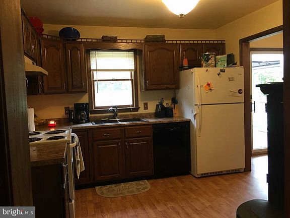 3rd image of 1847 Lancaster Ln