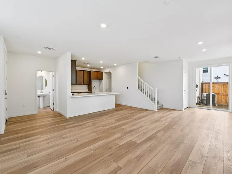 2124 Heavenly St — Photo 4