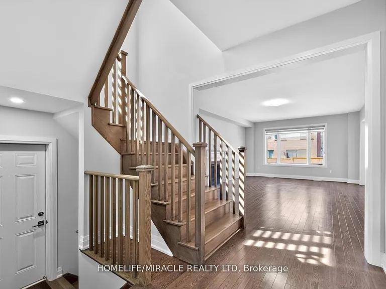 1032 Edinburgh Dr — Photo 10