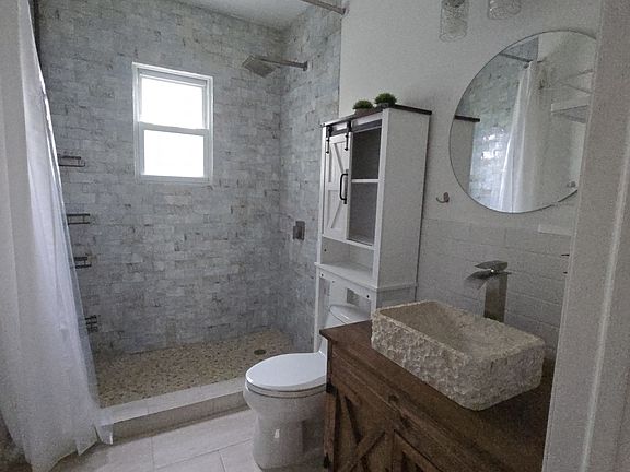 5th image of 516 Forest St Floor 1