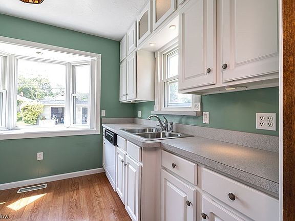 3rd image of 5803 Laverne Ave