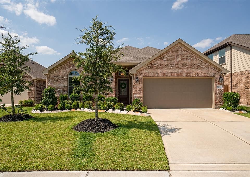 Charming 1-story home located on a cul-de-sac street in the master planned community of Fairfield!