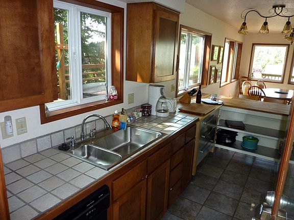 Fully furnished kitchen.