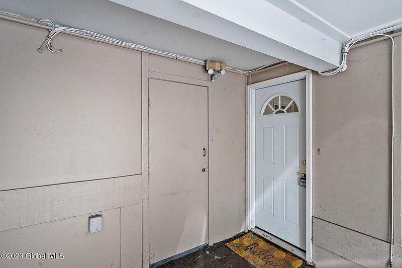 4th image of 72 Yorkshire Drive
