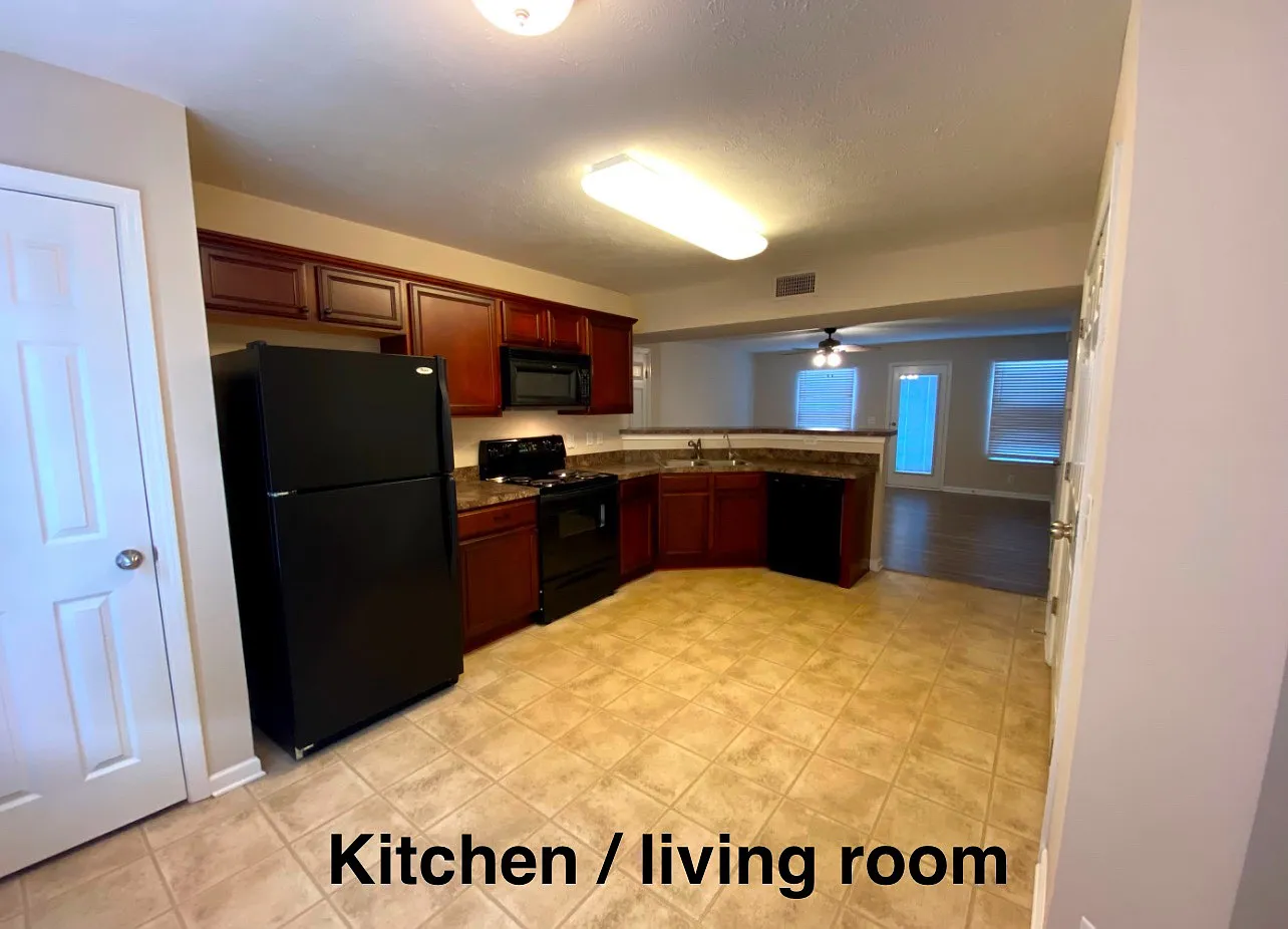 3 bed, 2.5 bath, 1360 sqft, $1,845 — Photo 2