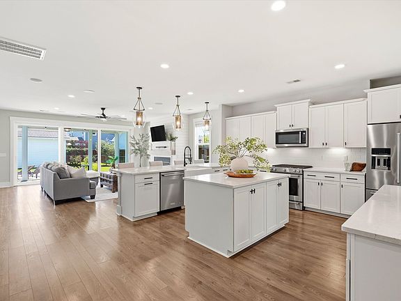 3rd image of 393 Oak Park St