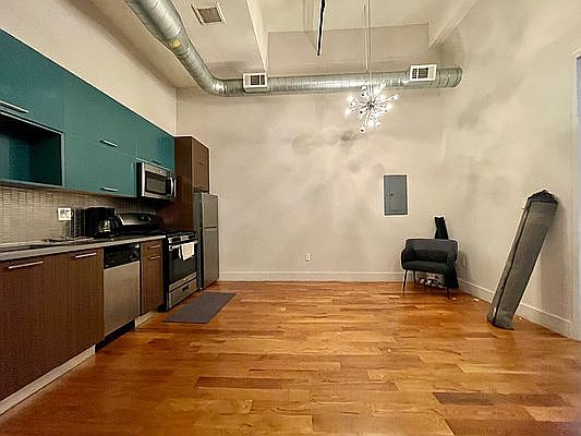 2nd image of 372 Kosciuszko St #14