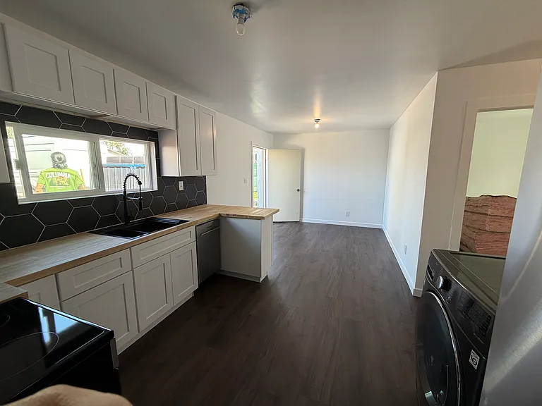 5862 Oneida St — Photo 2