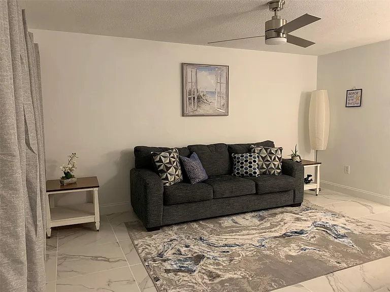 1110 N Riverside Dr #25 — Photo 6