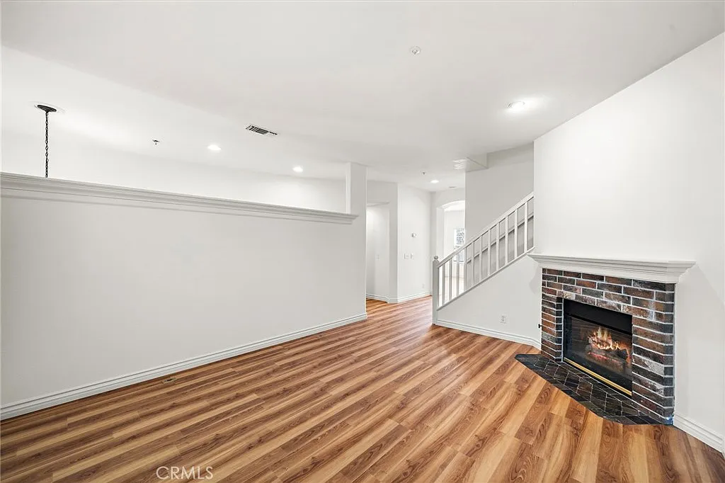 3 bed, 2.5 bath, 1635 sqft, $4,300 — Photo 3