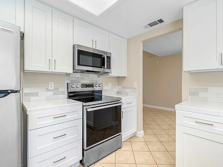 6733 N Warren Ave — Photo 17