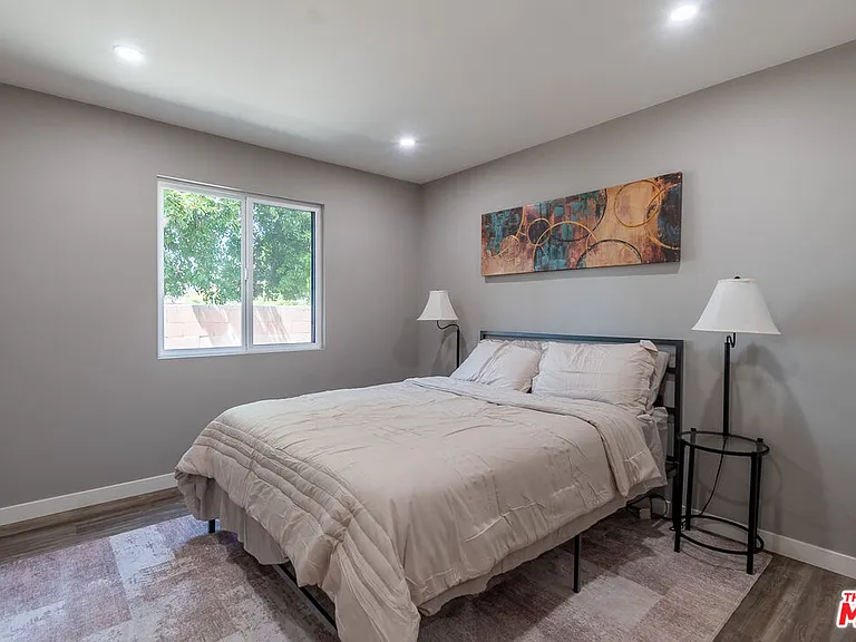 20454 Strathern St — Photo 32