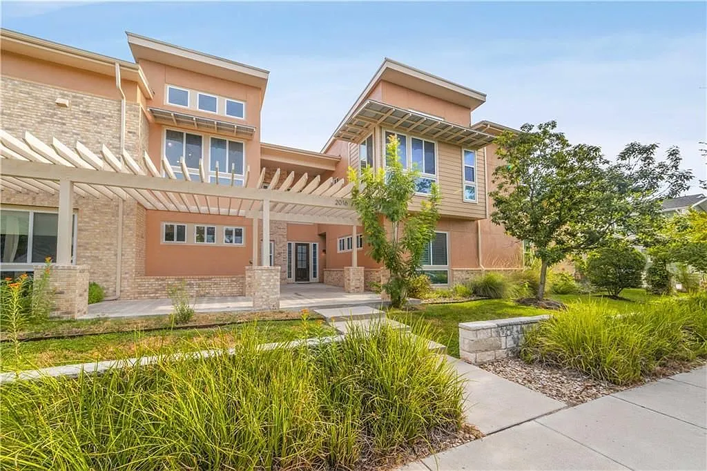 4 bed, 3.5 bath, 2377 sqft, $4,495 — Photo 2