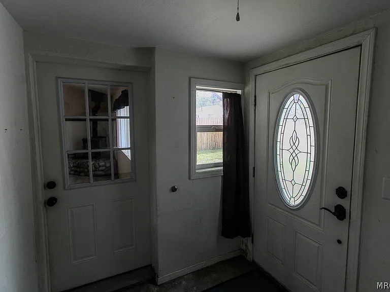870 Ash Ln — Photo 3