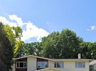 2534 Pebble Valley Rd, Waukesha, WI 53188