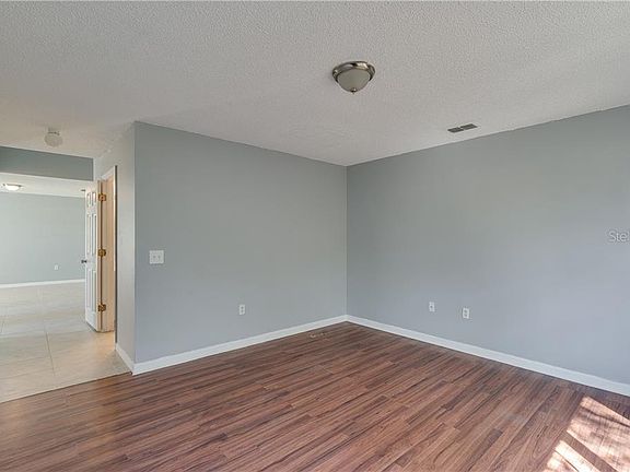 5th image of 327 Erie Ct