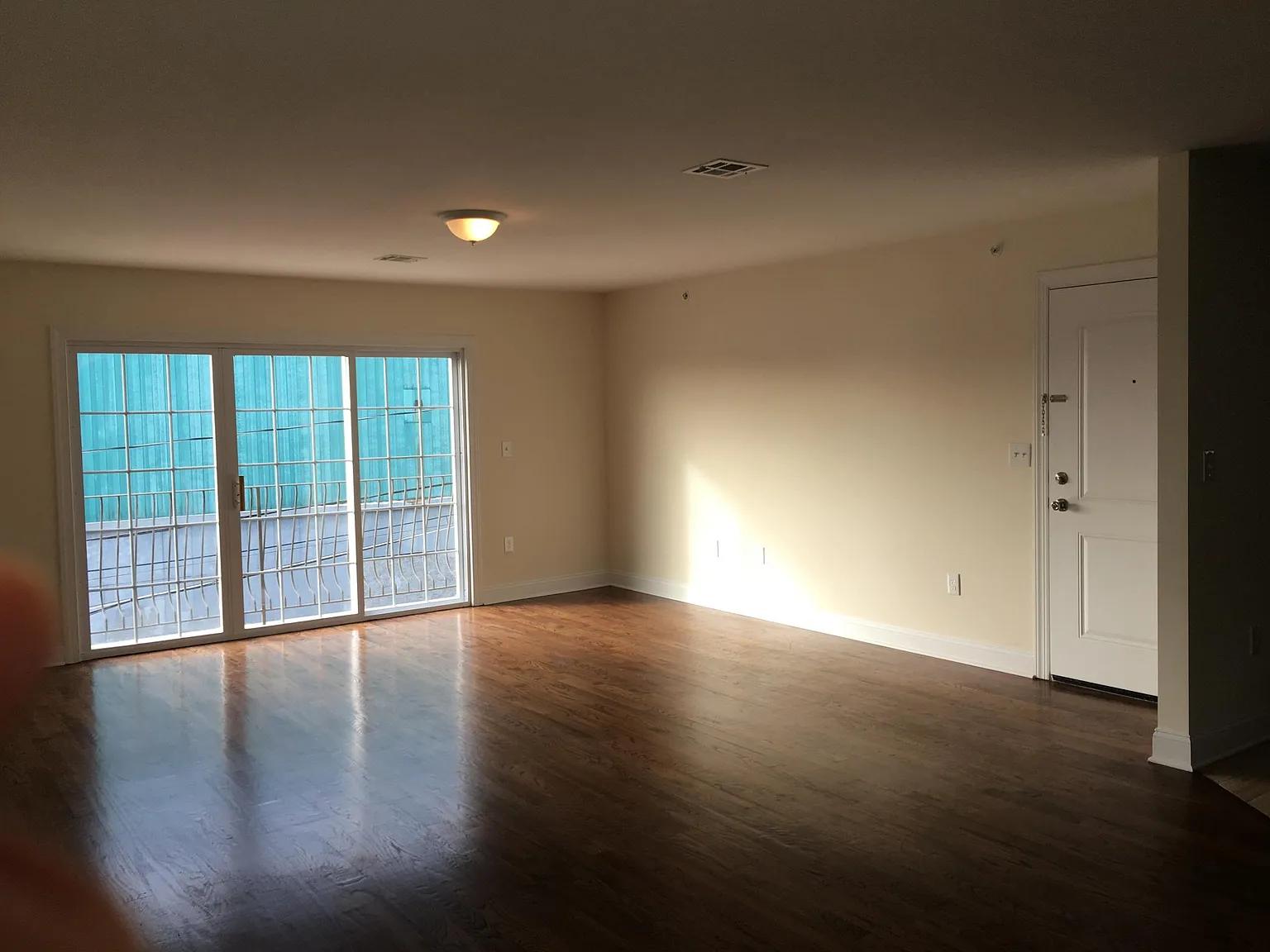 3 bed, 1600 sqft, $2,700 — Photo 2