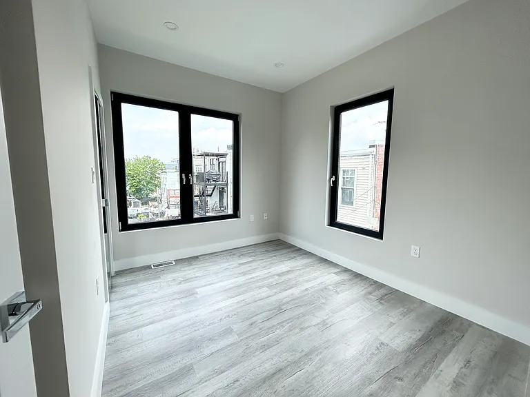 241 W Third Street Pl #R — Photo 17