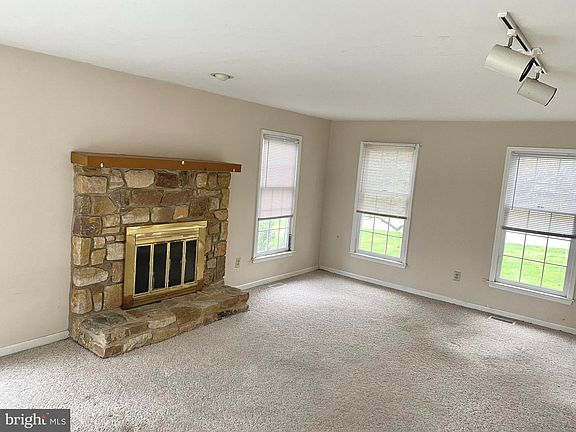 5th image of 410 N Saddlebrook Cir