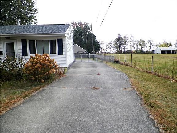 4th image of 604 W 1st St