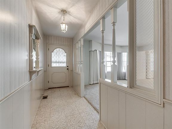 4th image of 2908 N Windsor Blvd