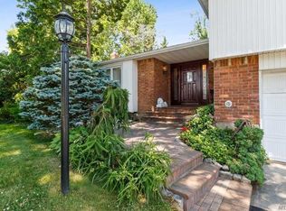 42 Dogwood Rd, Albertson, NY 11507