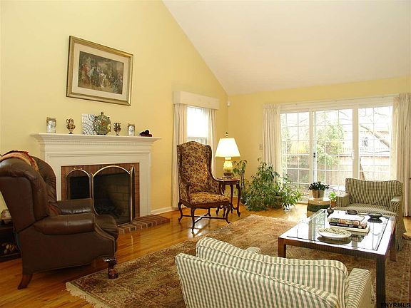 4th image of 34 Saint Agnes Ln