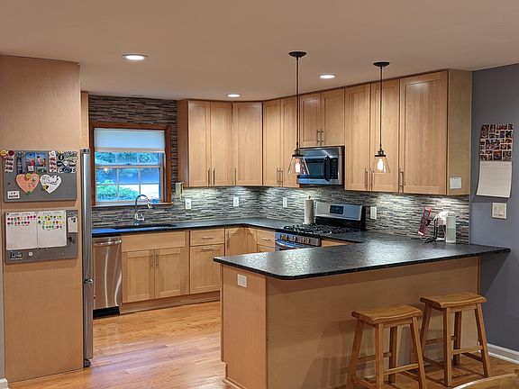 3rd image of 158 Kingston Dr