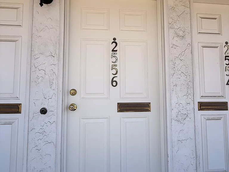 2556 Grant Ave — Photo 2