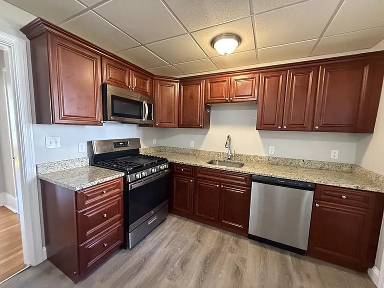 476 Locust St — Photo 1