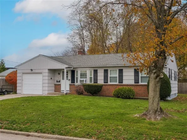 110 Crest Dr, Pawtucket, RI 02861